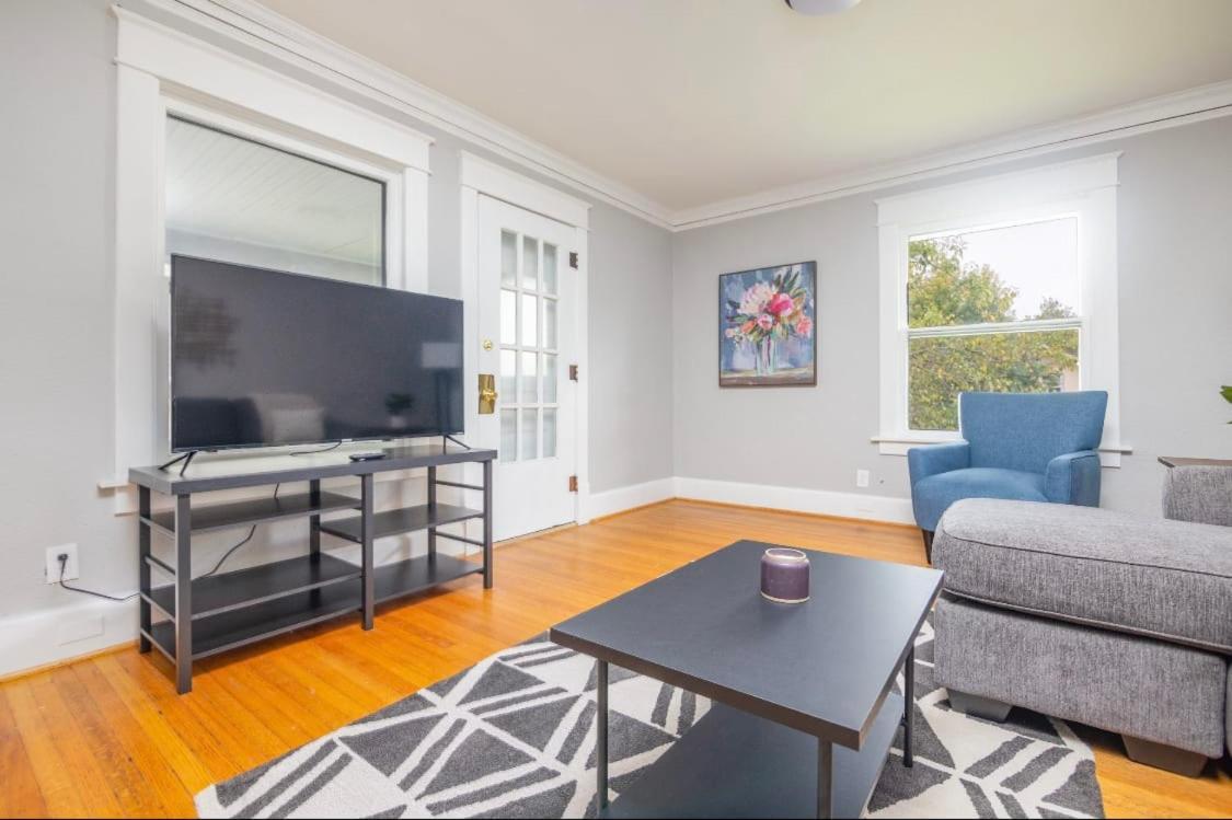 Spacious 2 Bedroom Home Near Ingersoll & Downtown Des Moines Bagian luar foto